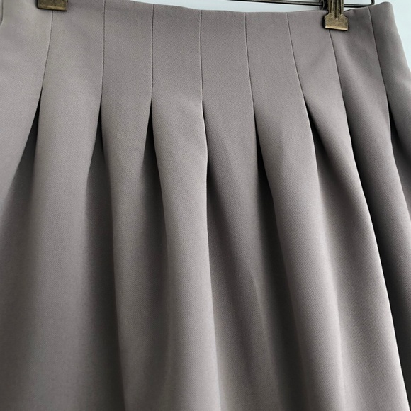 $10 CLEARANCE! H&M Taupe Circle A Line Pleat Midi Skirt - Picture 3 of 9